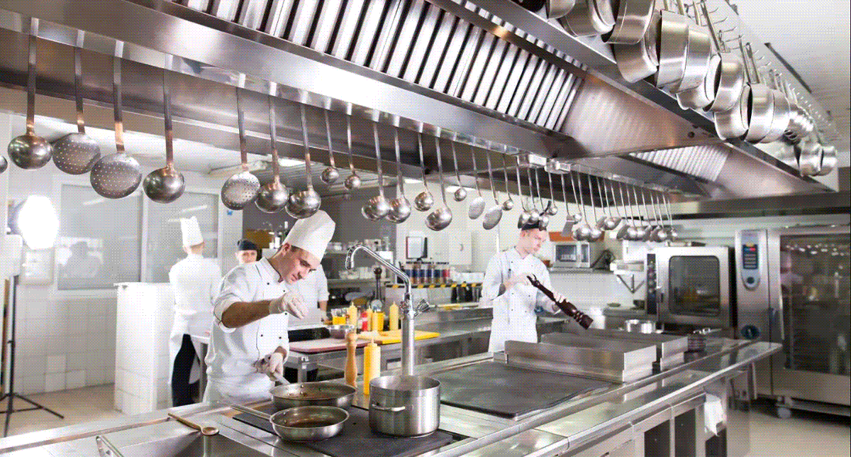آشپزخانه صنعتی- آشپزها در حال کار